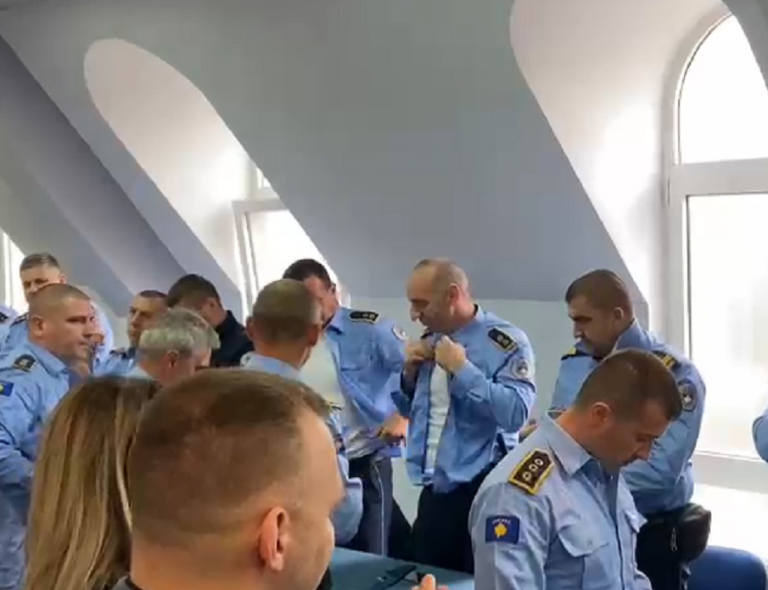 Policia lëshon një njoftim për situatën në Veri: Policët serbë po i dorëzojnë edhe pajisjet