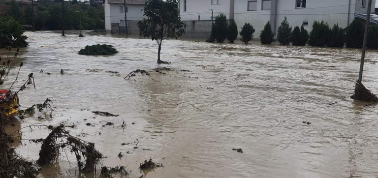 Vërshimet lënë pasoja në furnizimet me ujë