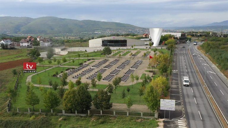 Komuna e Prizrenit hap një pus për furnizim me ujë të Kompleksit të Dëshmorëve në Landovicë