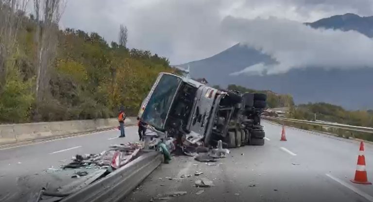 Aksident në Rrugën e Kombit, një autobot përmbyset në rrugë