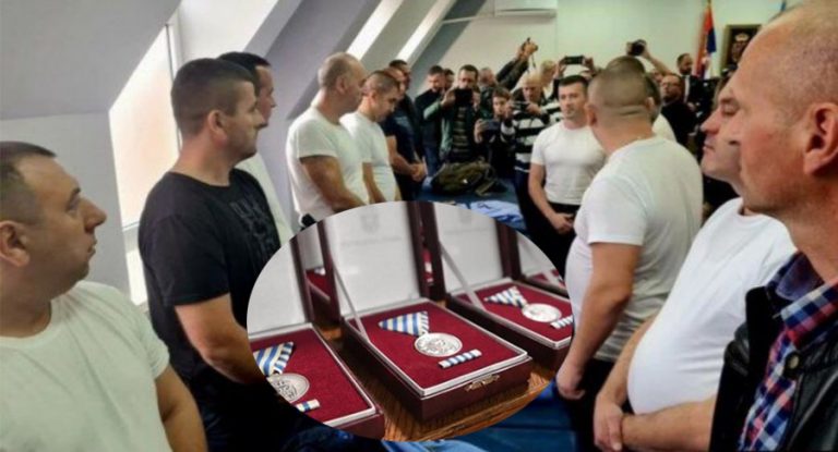 Vuçiqi dekoron me medalje për guxim policët serbë që u larguan nga Policia e Kosovës