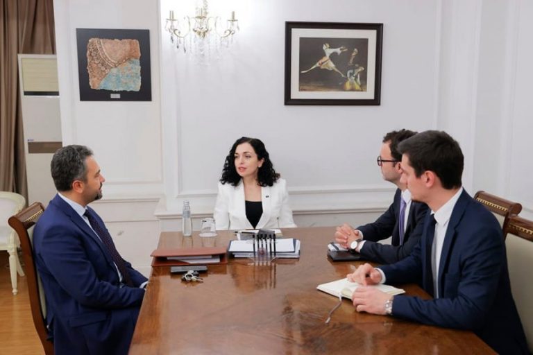 Nisin përgatitjet për shpalljen e zgjedhjeve në komunat veriore, presidentja në takim me kryetarin e KQZ-së