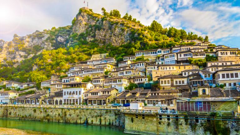 Zgjatet sezoni turistik në Shqipëri, rriten me 40 për qind vizitorët