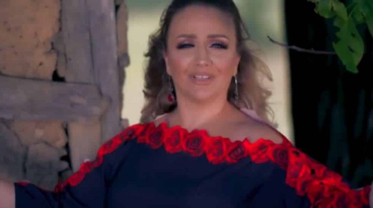 U paraqit si vëllai i saj dhe ia mori të gjitha paratë dasmorit, Linda Hakaj e denoncon rastin