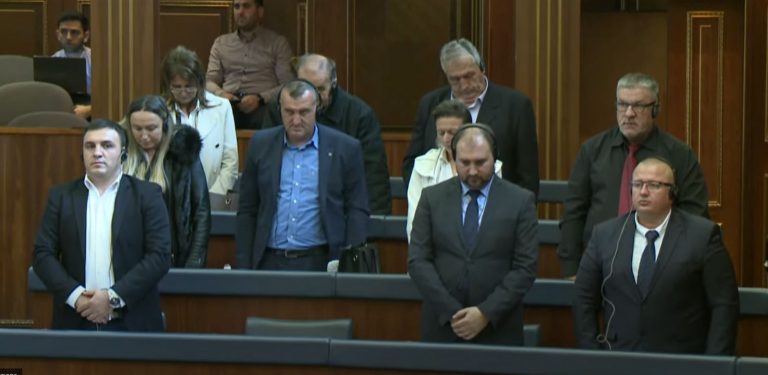 Betohen nëntë deputetët e Listës Serbe (Video)