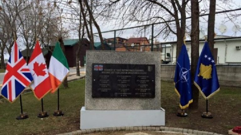 ​Përkujtohen 14 ushtarët britanikë që humbën jetën gjatë shërbimit në Kosovë