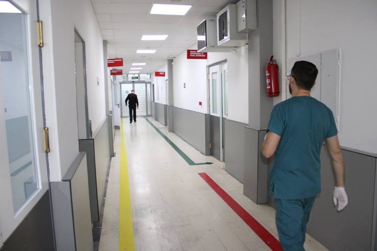 Pacienti që dyshohet se u hodh nga dritarja e klinikës nuk i mbijeton lëndimeve, QKUK jep detaje si ndodhi ngjarja
