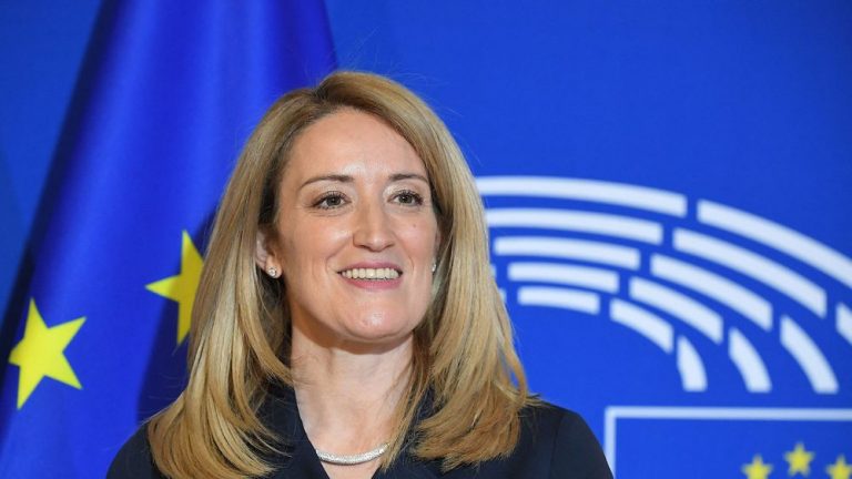 Presidentja e PE-së mbështet heqjen e vizave për Kosovën