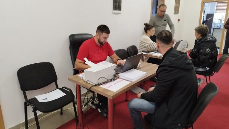 Serbia ka filluar nënshkrimin e kontratave me të larguarit nga institucionet e Kosovës