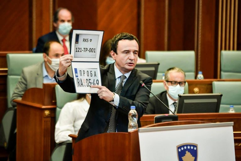 Qeveria i çon Lajçakut propozim me 20 modalitete se si mund të veprohet për targat