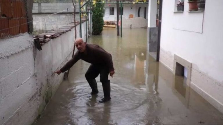Evakuohen pesë familje në Gjakovë, shkaku i vërshimeve