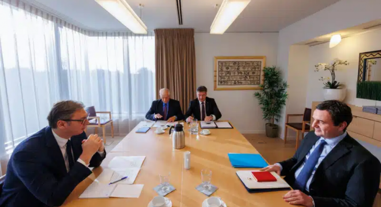 Rreth 3 orë negociata për targat, takimi trepalësh Kurti – BE – Vuçiq ende s’ka përfunduar