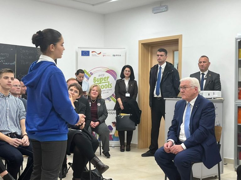 Presidenti gjerman, Steinmeier takohet me nxënësit dhe stafin e gjimnazit “Loyola”