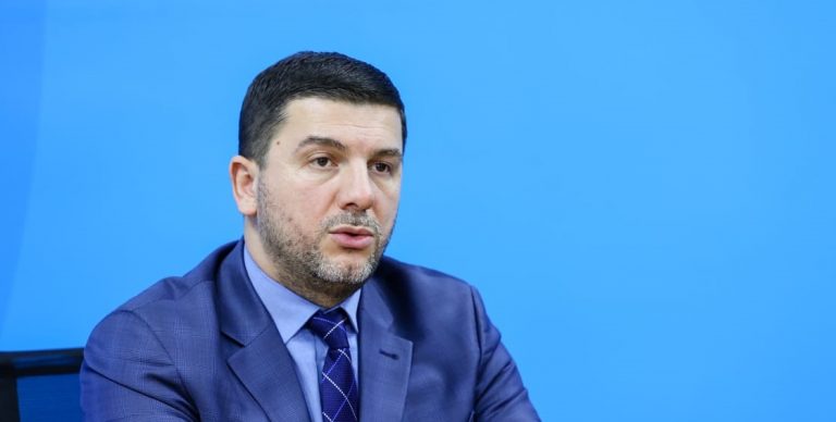 Krasniqi: Qeveria, shpëtimin po e kërkon në përplasje civile – veteranët sot të jenë të vetëpërmbajtur