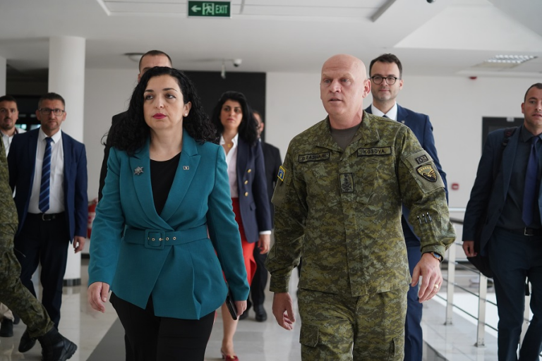 Presidenca: Disa ish-oficerë të Policisë së Kosovës po i menaxhojnë barrikadat në veri