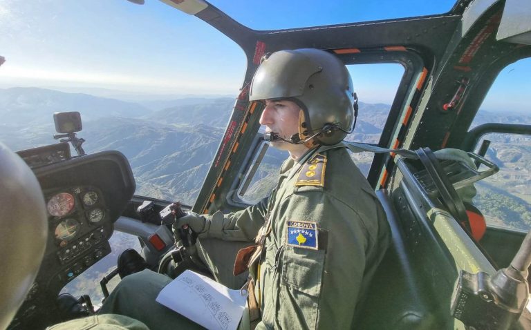 Pilotët e FSK-së, përfundojnë me sukses të lartë trajnimet në Bazën e Forcave Ajrore të Shqipërisë