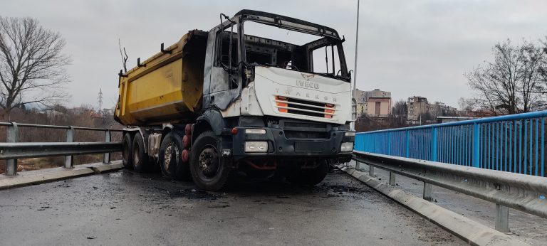 Digjen disa kamionë në një barrikadë në veri