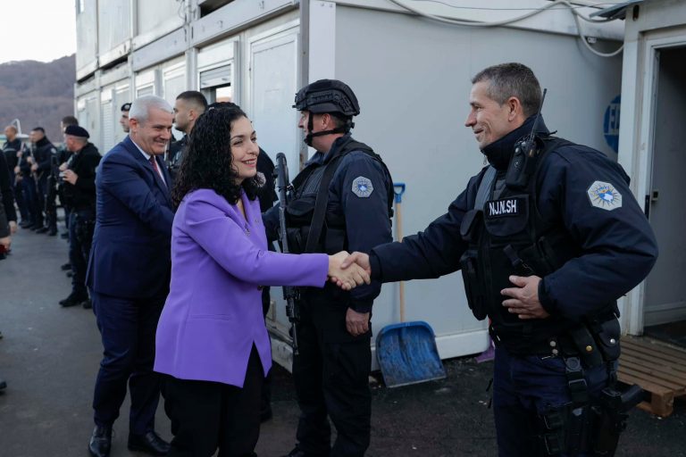 Vjosa Osmani viziton Bërnjakun dhe bazat policore në veri