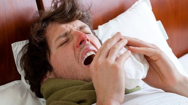 Si ta mbani gripin larg vetes, tani që është mjaft i pranishëm