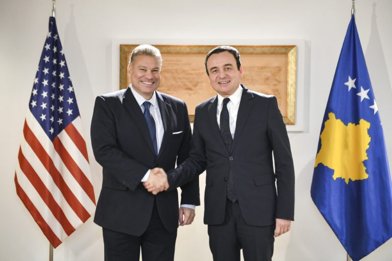 Kurti bisedon me Escobarin për situatën në veri, kërkohet heqja e menjëhershme e barrikadave