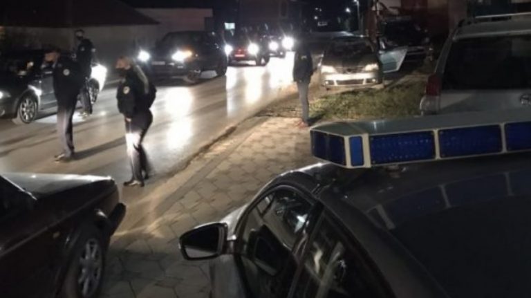 Aksidentohet vetura e Policisë në Prizren, një zyrtar policor dërgohet në spital
