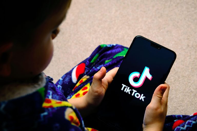 Varësi si droga e alkooli: A duhet të bllokohet TikTok-u në Kosovë?