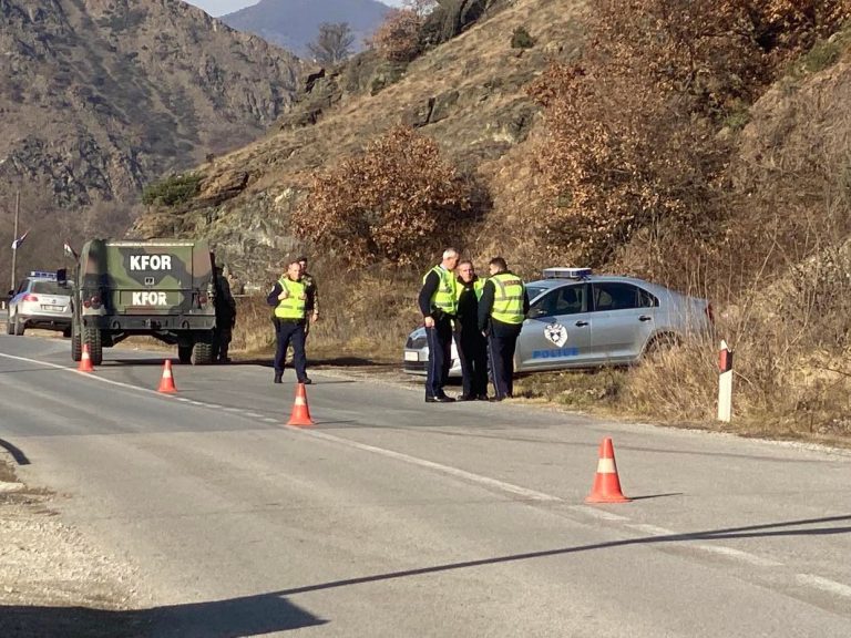 Largohen kamionët barrikadues në veri