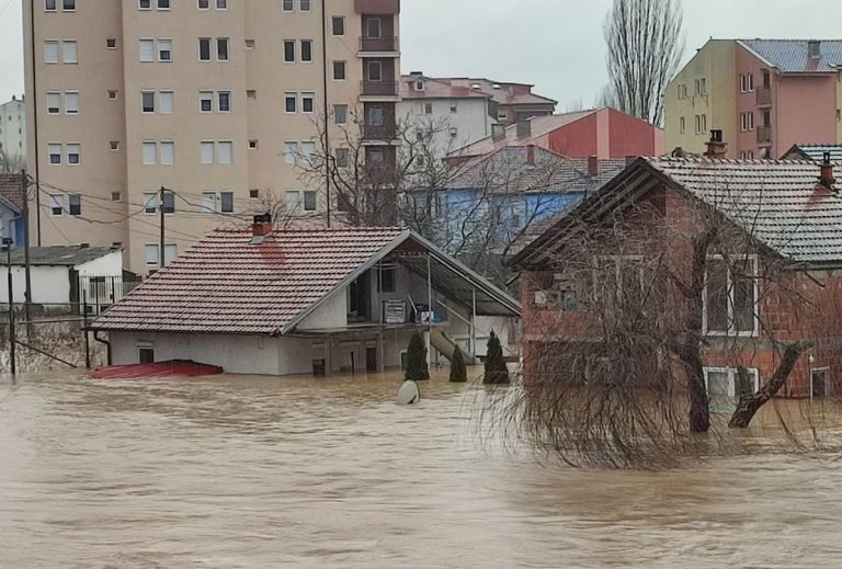 Të prekurit nga vërshimet, në pritje të kompensimit të dëmeve