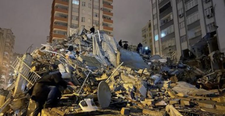 Tërmeti i fuqishëm 7.8 shkallësh në Turqi lë të vdekur mbi 250 njerëz, në Siri rreth 300