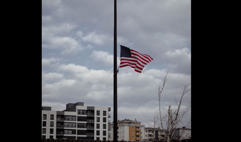 Ambasada e ShBA-së ul flamurin në gjysmështizë për viktimat në Turqi dhe Siri