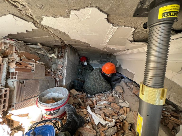 Ushtarët e Kosovës e nxjerrin të gjallë nga rrënojat edhe nënën e fëmijës dyvjeçar