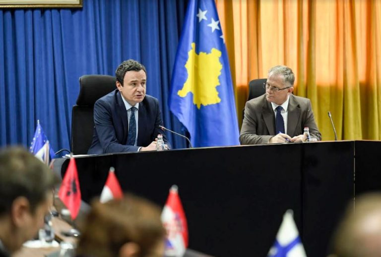 Qeveria tregon se çka u fol në takimin e Kurtit dhe ambasadorëve