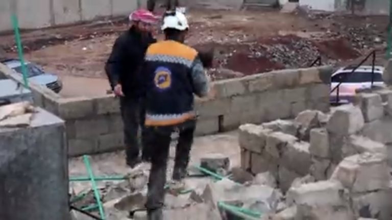 Momenti kur vajza e vogël shpëtohet nga rrënojat e tërmetit (Video)