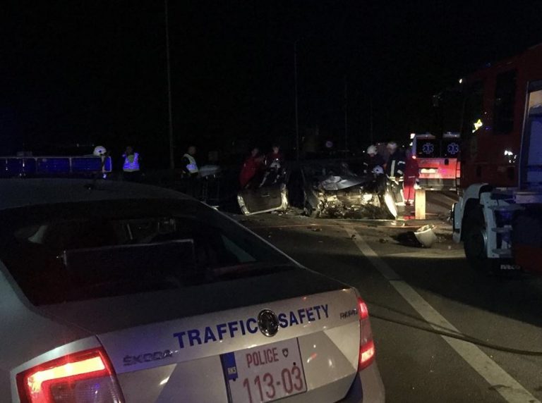 Aksident i rëndë në Malishevë mes një veture dhe motoçiklete, një i vdekur