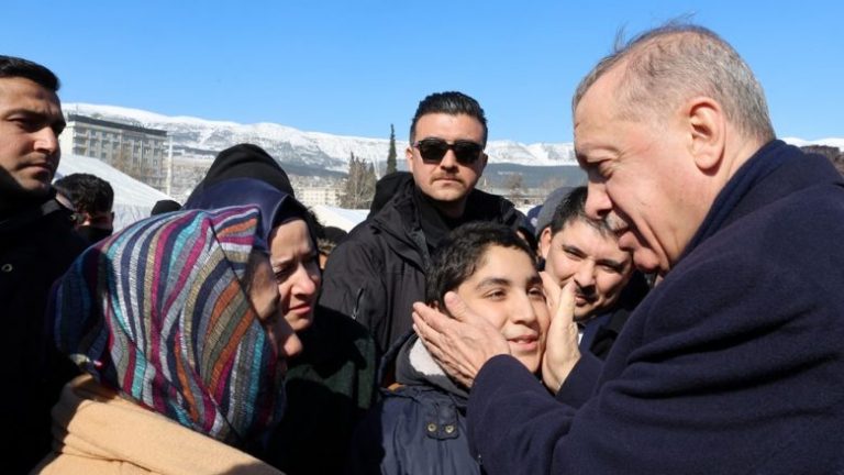 Erdogan takon të mbijetuarit në qytetin e shkatërruar – premton shtëpi të reja