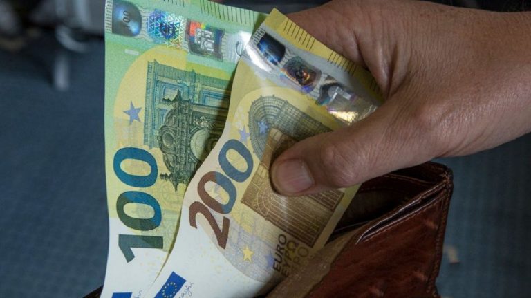 Pagat për zyrtarët publikë sërish pa shtesa, MPB arsyetohet: Po shqyrtohen kërkesat e punonjësve