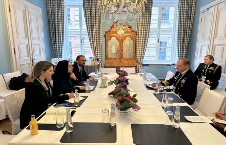Presidentja Osmani takohet me komandantin e NATO-s në Napoli, flasin për sigurinë në rajon
