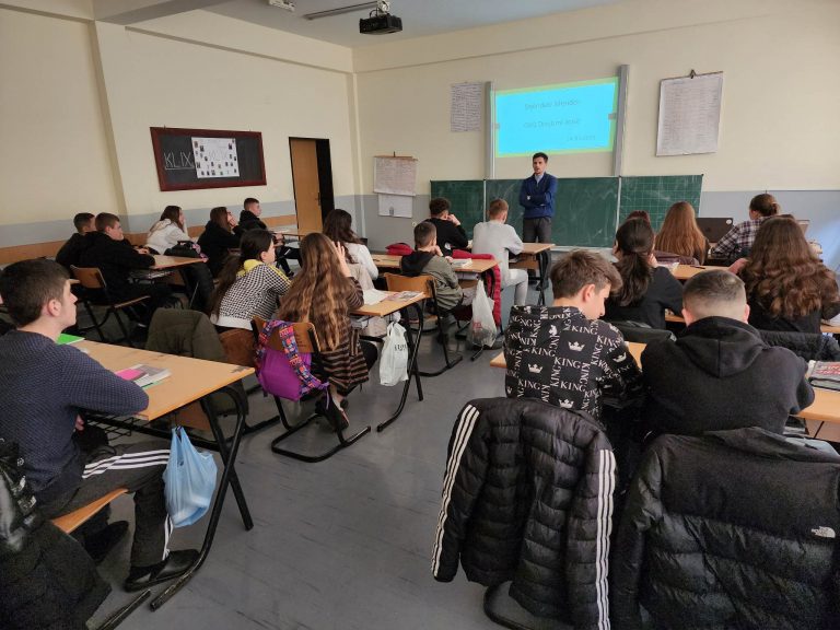 Në shkollën “17 shkurti” në Atmaxhë u mbajt trajnim rreth vetëdijesimit të shëndetit mendor