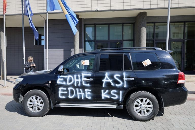 PSD me aksion, mbi veturën e Konjufcës shkruajnë “edhe asi”, “edhe ksi”
