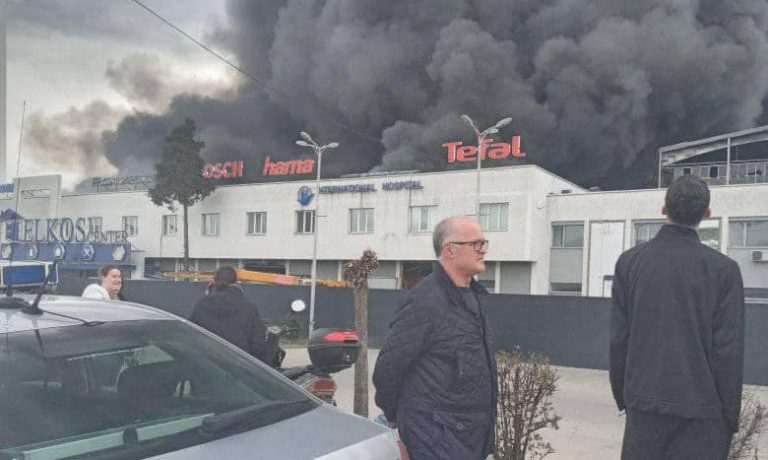 Kelmendi: Askush s’ka qenë brenda, kur depoja u përfshi nga zjarri – dëmet janë të konsiderueshme