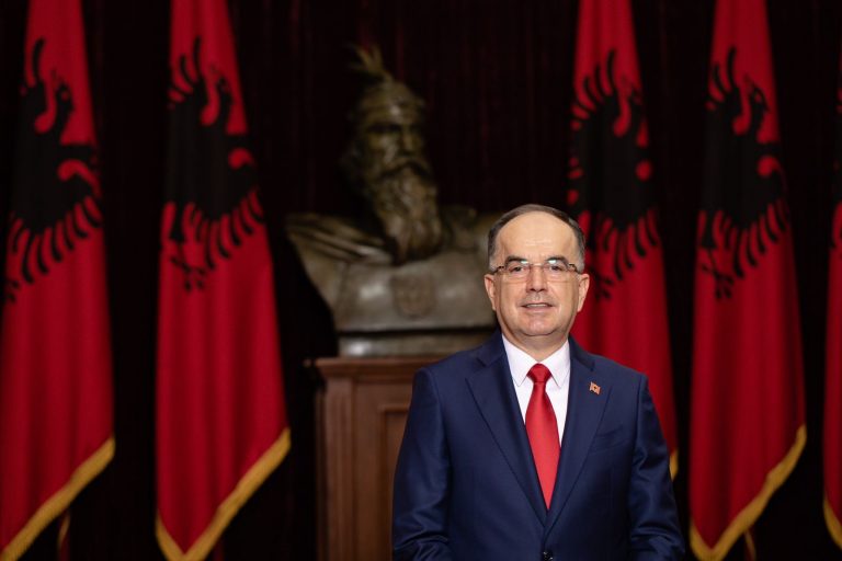 Begaj me porosi për ambasadorët: Shërbejuni shqiptarëve, mos harroni Kosovën