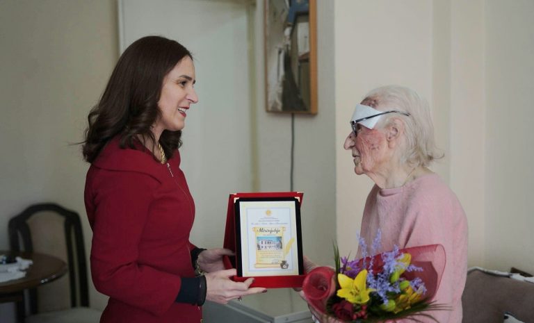 Drejtoresha e Arsimit, Veselaj- Gutaj, vizitoi veteranen më të moshuar të arsimit prizrenas, Drande Mita – Tupeci