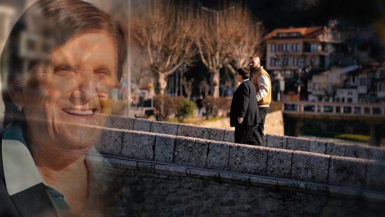 Mili Sallauka me këngë dedikuar nënës