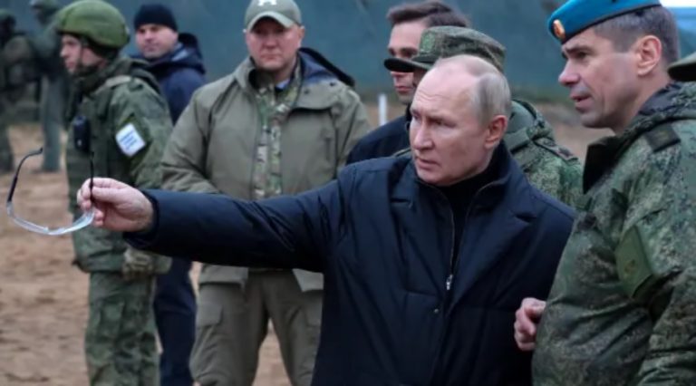 Putin në vizitë të papritur në Mariupolin e shkatërruar nga lufta