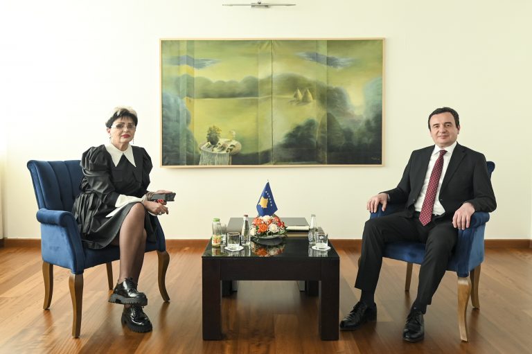 Kurti takohet me Sladjana Pantiqin: Pjesëmarrja në zgjedhje i kontribuon zhvillimit të demokracisë