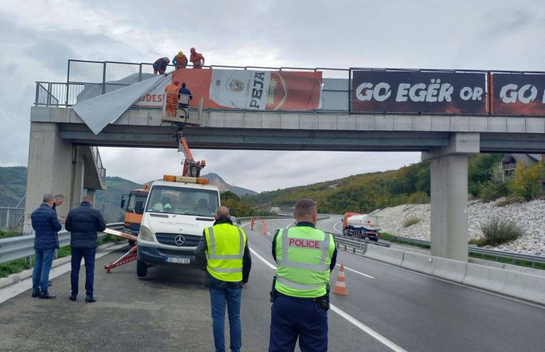 Asnjë reklamë në autostradat e Kosovës, ministria paralajmëron veprime
