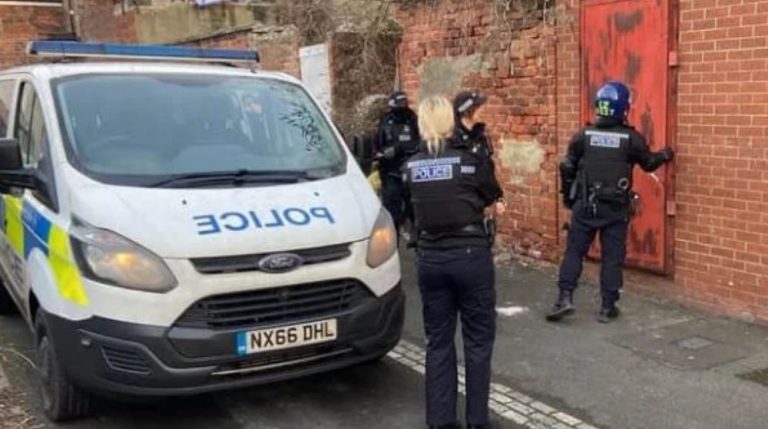 Dy shqiptarë kapen në fermën gjigante të kanabisit në Britani