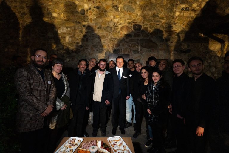 Teatri rom “ Nexhip Menekshe”, shfaqi premierën e dramës “ Hijet” në Prizren