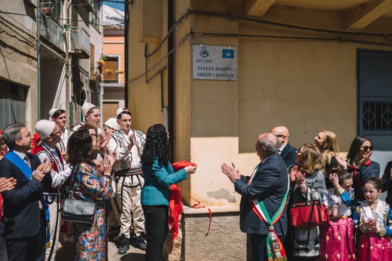 Osmani nga Kalabria nderohet me çmimin “Gjergj Kastrioti”, inaugurohet edhe një shesh me emër “Kosova