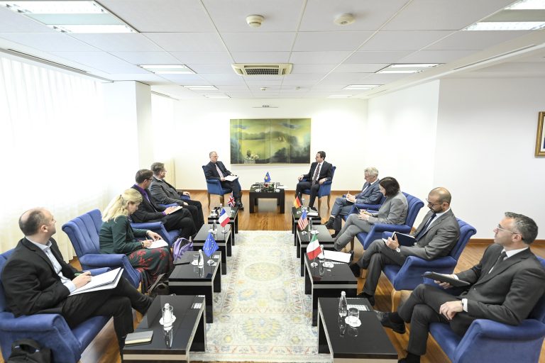 Kurti takohet me ambasadorët e QUINT-it, diskutojnë për zbatimin e Marrëveshjes me Serbinë
